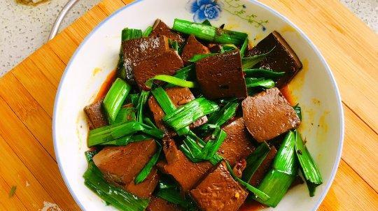 超滑嫩辣炒鸭血怎么做？有哪些步骤和技巧？