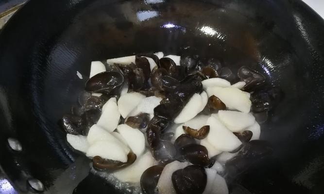 常州木耳菌山药的做法是什么？如何在家轻松制作？
