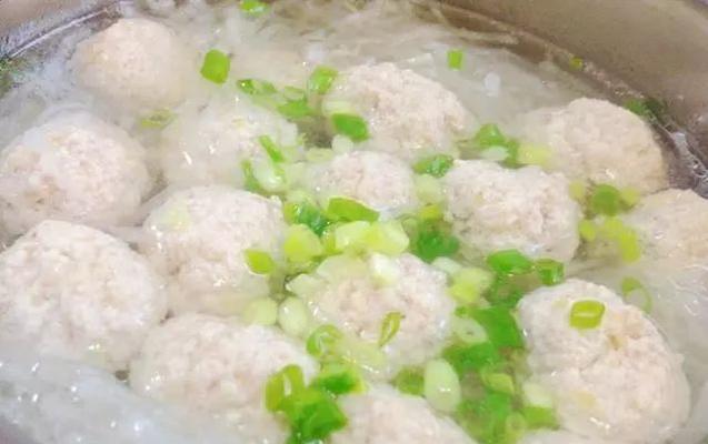 柴锅大鲫鱼怎么做才鲜美？详细步骤和技巧是什么？