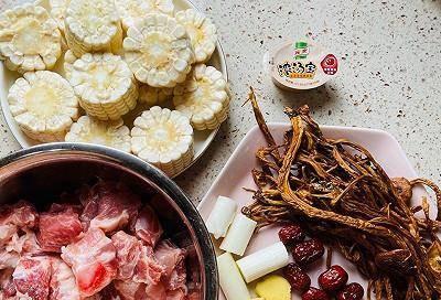 茶树菇玉米排骨汤怎么做？有哪些步骤和技巧？