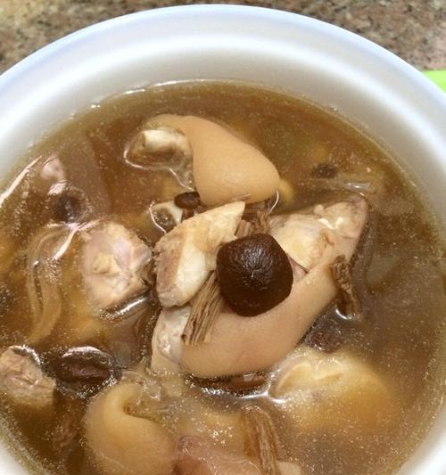 茶树菇玉米煲骨汤怎么做？煲汤步骤和技巧是什么？