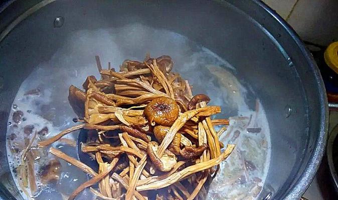 茶树菇干焖鸡怎么做？步骤和技巧有哪些？