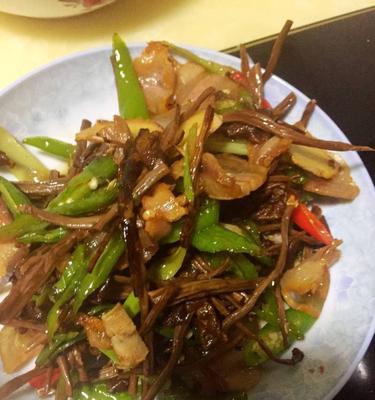 茶树菇爆鱿鱼丝的做法是什么？步骤详解如何做？