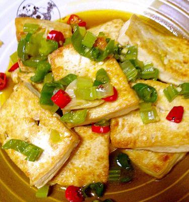 草鱼煎豆腐怎么做？步骤和技巧有哪些？