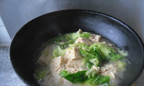 草鱼炖冻豆腐怎么做？步骤和技巧有哪些？