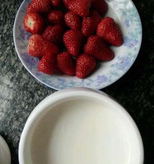 草莓燕麦酸奶昔怎么做？有哪些健康益处？
