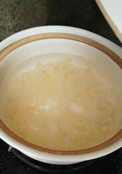草莓玫瑰花蜜银耳羹怎么做？有哪些步骤和技巧？