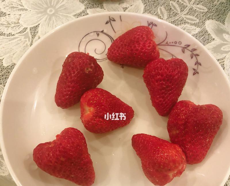 草莓季的做法有哪些？如何在家轻松制作草莓美食？