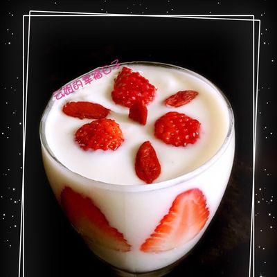 草莓红枣奶昔怎么做？有哪些健康益处？