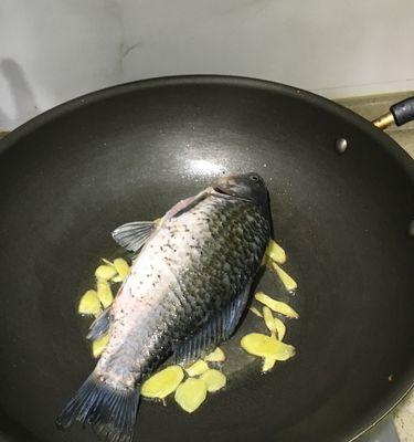 草菇苦瓜鲫鱼汤怎么做？有哪些健康益处？