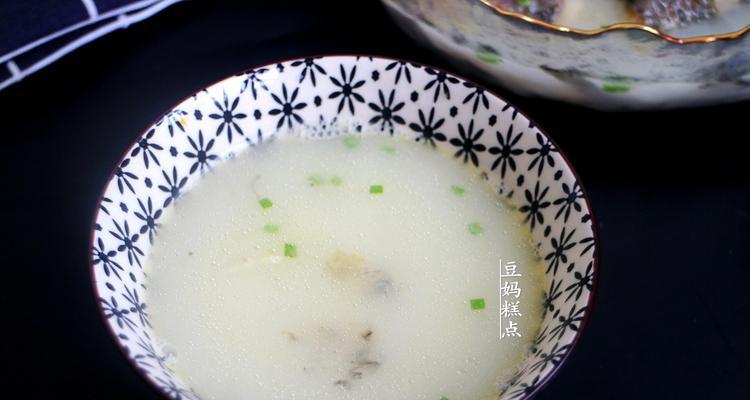 草菇苦瓜鲫鱼汤怎么做？有哪些健康益处？