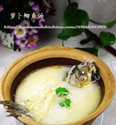 草菇苦瓜鲫鱼汤怎么做？有哪些健康益处？