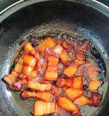 草菇红烧肉怎么做？有哪些步骤和技巧？