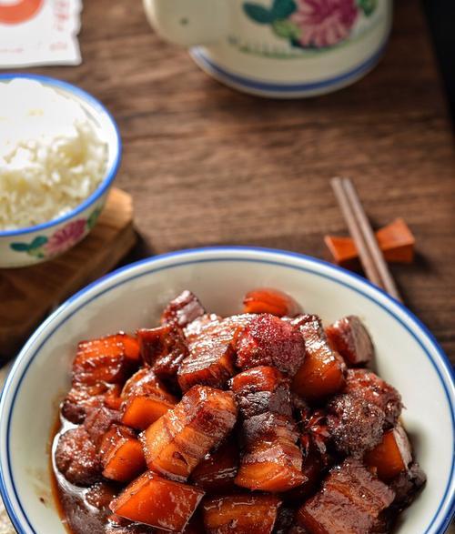草菇红烧肉怎么做？有哪些步骤和技巧？