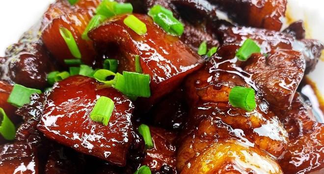 草菇红烧肉怎么做？有哪些步骤和技巧？