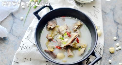 草菇炖腔骨的做法是什么？如何炖制出美味的草菇腔骨汤？