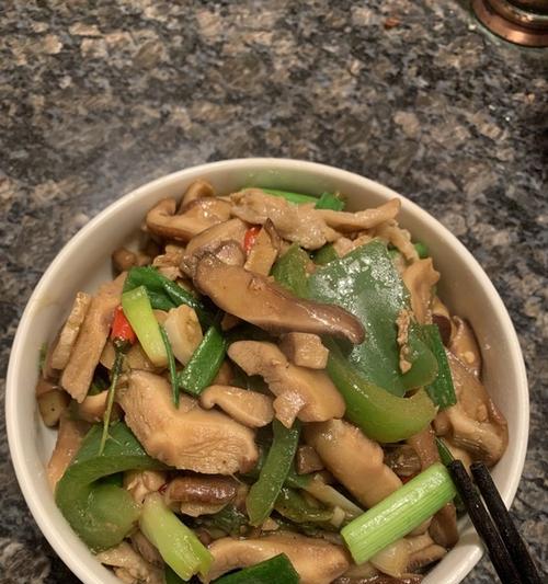 草菇炒瘦肉的做法是什么？如何炒出鲜嫩多汁的草菇瘦肉？