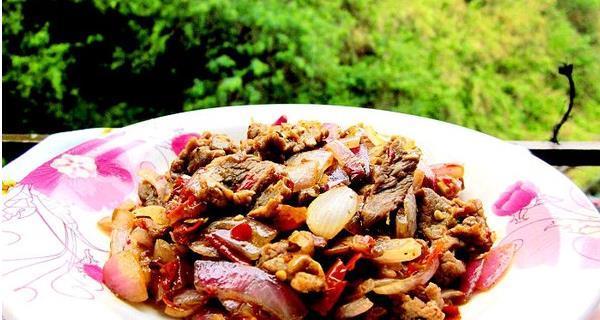 草菇炒牛肉怎么做？步骤和技巧有哪些？
