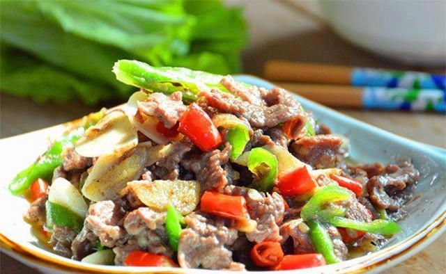 草菇炒牛肉怎么做？步骤和技巧有哪些？