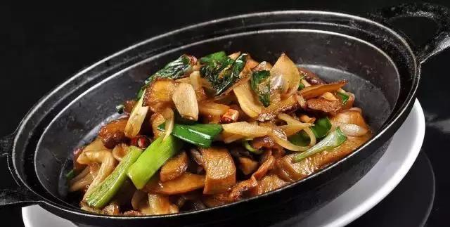 草菇炒腊味的做法是什么？如何炒出美味的草菇腊味？