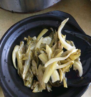 蚕豆酸菜汤怎么做？有哪些步骤和技巧？