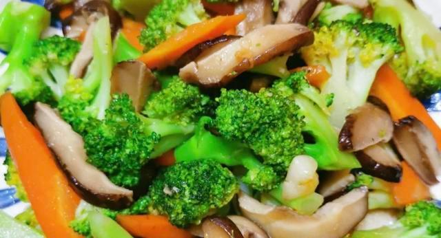 菜叶炒香菇怎么做？步骤和技巧有哪些？
