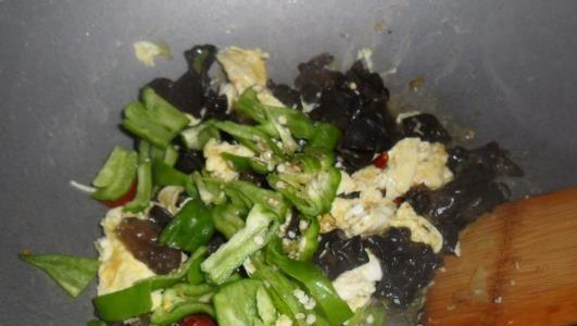 菜椒木耳炒鸡蛋的做法是什么？步骤详解如何做？