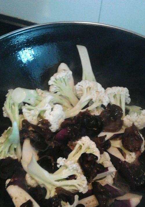 菜花木耳炒肉怎么做？步骤和技巧有哪些？