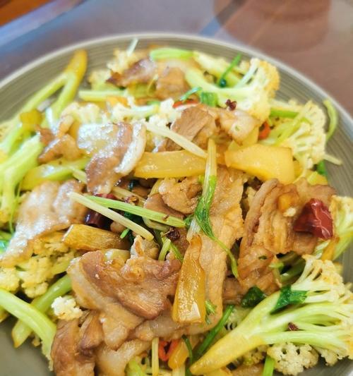 菜花炒肉片怎么做？步骤和技巧有哪些？