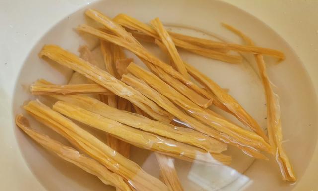 彩蔬炒腐竹怎么做？步骤和技巧有哪些？