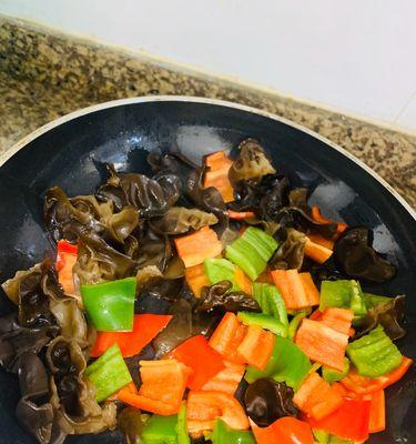 彩椒蒸卷的做法是什么？如何在家轻松制作？