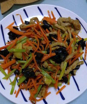 彩椒芹菜炒肉丝怎么做？步骤和技巧有哪些？