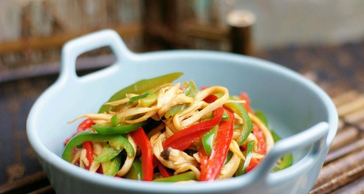 彩椒留豆腐泡怎么做？步骤和技巧有哪些？