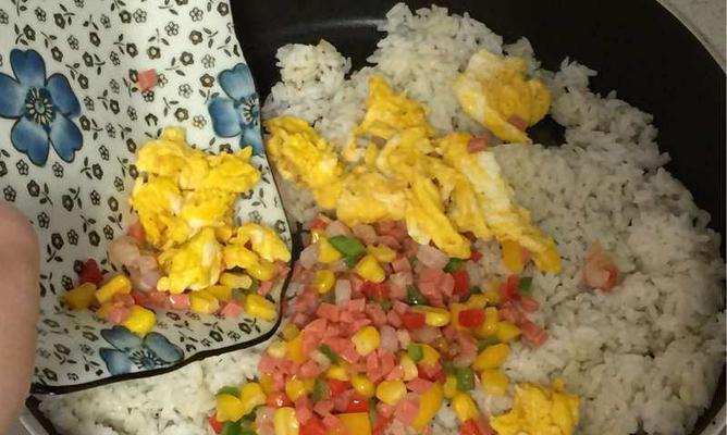 彩椒蛋炒饭怎么做？步骤和技巧有哪些？