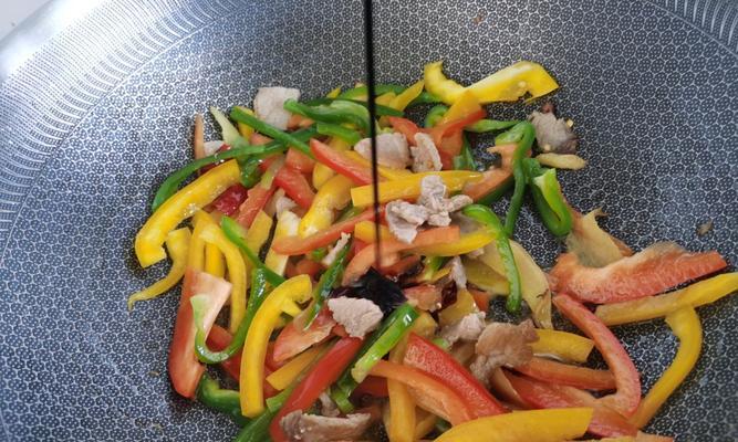彩椒炒香菇素鸡怎么做？步骤和技巧有哪些？