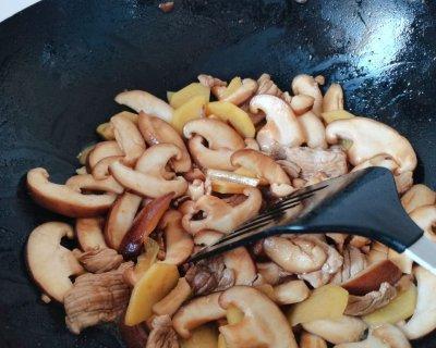 彩椒炒香菇的做法是什么？如何炒出鲜嫩多汁的香菇？