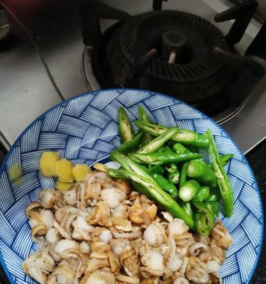 彩椒炒扇贝肉的做法是什么？如何确保口感鲜美？