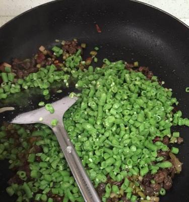 彩椒炒豇豆怎么做？步骤和技巧有哪些？