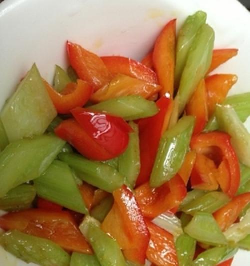 彩椒炒蛋皮怎么做？步骤和技巧有哪些？
