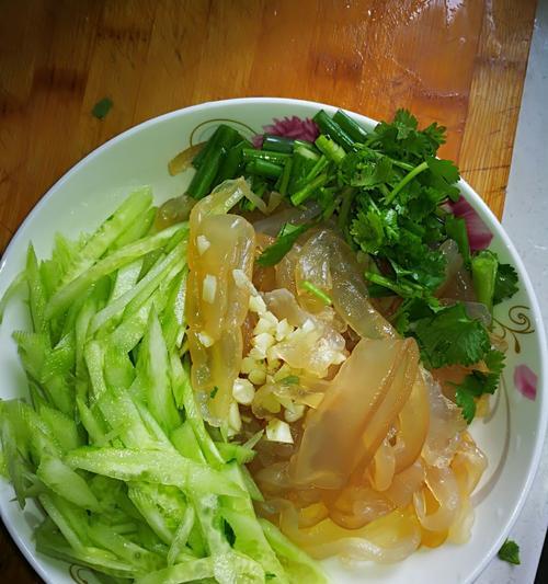 彩椒拌海蜇皮的做法是什么？如何让这道菜更加美味？
