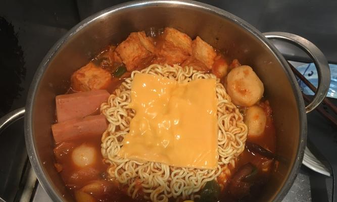 部队火锅怎么做？有哪些简单步骤和技巧？