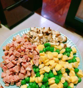 爱心五彩饭团怎么做？有哪些简单步骤和技巧？