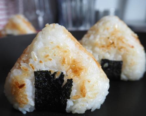 紫苏梅烧肉饭团怎么做？步骤和技巧有哪些？