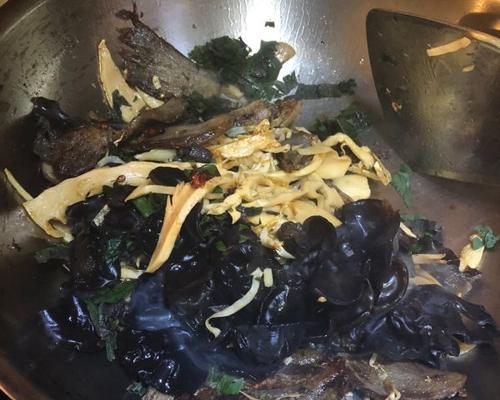 紫苏炒生粉肉的做法是什么？步骤详解及注意事项有哪些？