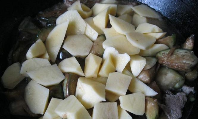 猪肉炖茄子土豆的做法是什么？步骤详细吗？