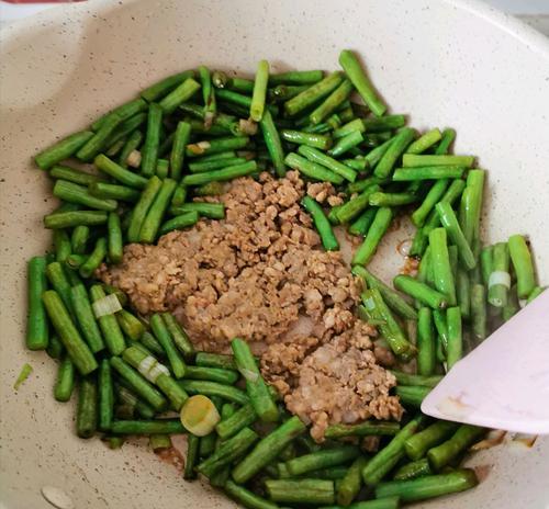 猪肉炒长豆角的做法是什么？如何炒出美味的长豆角？