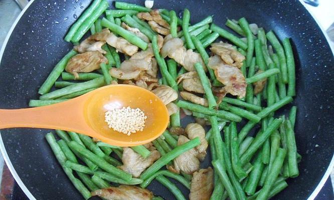 猪肉炒长豆角的做法是什么？如何炒出美味的长豆角？
