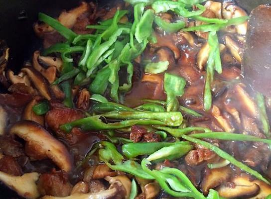 猪肉炒香菇的做法是什么？如何炒出鲜香美味的香菇猪肉？