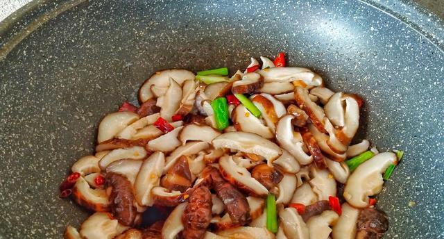 猪肉炒香菇的做法是什么？如何炒出鲜香美味的香菇猪肉？