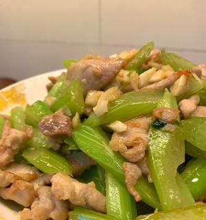 猪肉炒西芹怎么做？步骤和技巧有哪些？